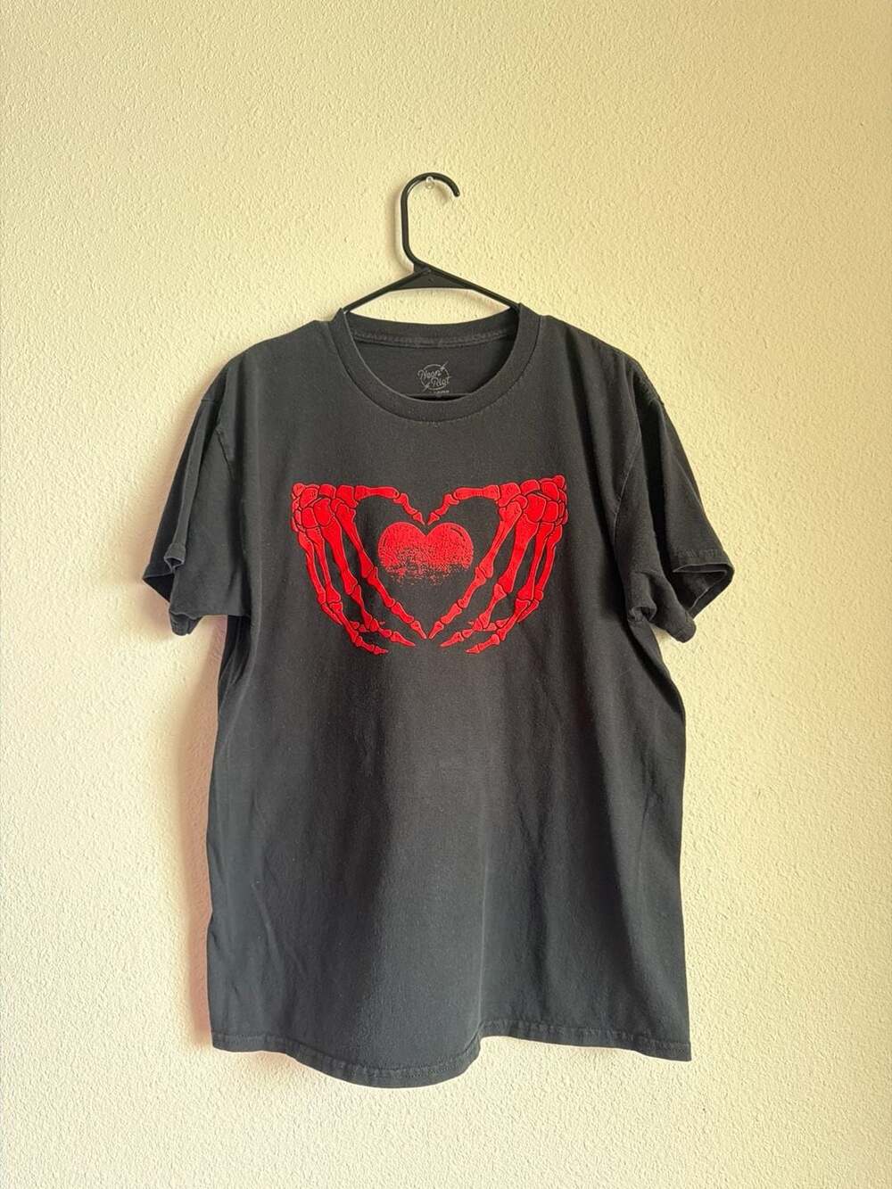 Neon Riot Red Skeleton Hands Heart Graphic T-Shirt Black Size Large